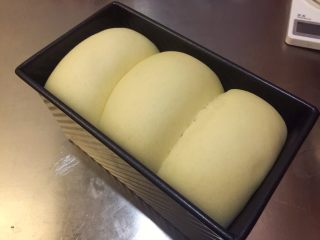 12、绵绵吐司（直接法）,发至模具八至九成模高（轻按面包胚，会缓解回