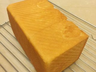 14、绵绵吐司（直接法）,出炉马上脱模，放晾架上放至手温后密封保存  