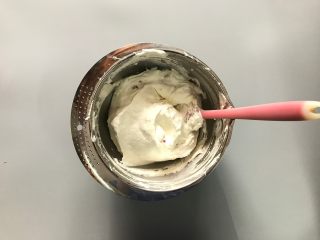 9、樱花天使纸杯蛋糕,切拌混合均匀。