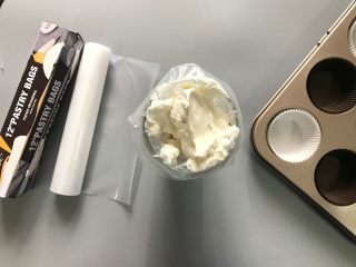 10、樱花天使纸杯蛋糕,将完成好的面糊装进学厨裱花袋内。