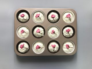 12、樱花天使纸杯蛋糕,放上装饰用的樱花。