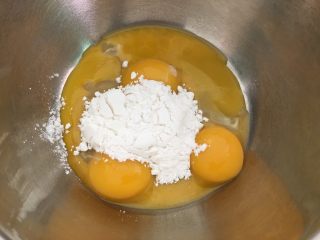 1、虎皮蛋糕卷,蛋黄加入糖粉。