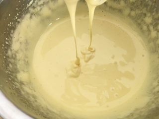 2、虎皮蛋糕卷,打发到提起打蛋头蛋糊往下滴不会马上消失。