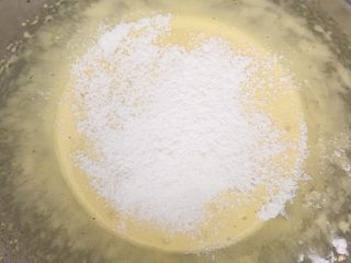 3、虎皮蛋糕卷,过筛玉米淀粉进去。