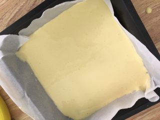 4、虎皮蛋糕卷,混合好倒入烤盘。