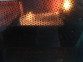 5、虎皮蛋糕卷,上下火190度(根据自家烤箱的温度脾气来调整),5分钟左右(❗️表面上色起虎皮状即可,别烤过了,要不就报废一张虎皮了)。