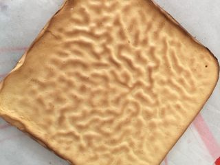 6、虎皮蛋糕卷,烤好后放凉,撕掉油纸,将虎皮那一面放到另一张新油纸上待用。