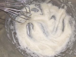 8、虎皮蛋糕卷,加入低粉混合。