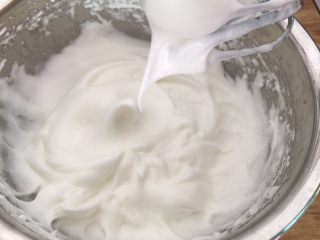11、虎皮蛋糕卷,蛋清加入白糖打发好。