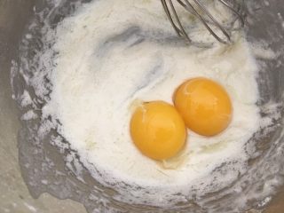 9、虎皮蛋糕卷,放入蛋黄。