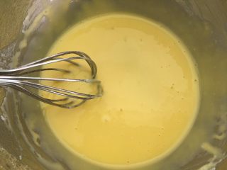 10、虎皮蛋糕卷,搅拌至细腻状态。