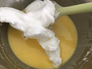 12、虎皮蛋糕卷,与蛋黄糊混合均匀。