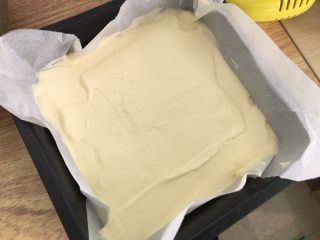 14、虎皮蛋糕卷,倒入模具。