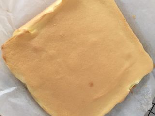 16、虎皮蛋糕卷,放凉的蛋糕卷四个边切掉1厘米(比虎皮要小一些),在虎皮上涂上一层薄薄的紫薯泥,铺上蛋糕片后再抹一层厚厚的紫薯泥,借助擀面杖卷起来,稍压紧,包好放冰箱冷藏半个小时以上即可。