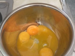 2、黄桃奶油蛋糕卷,蛋黄在干净的容器里分离出来^_^