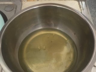 3、黄桃奶油蛋糕卷,分离的蛋清暂放冰箱冷藏室里保鲜起来,有助于更好的打发蛋白喔^_^