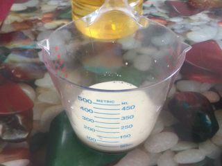 4、黄桃奶油蛋糕卷,蛋黄加入75克牛奶,一边加入一边搅拌均匀。