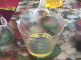 5、黄桃奶油蛋糕卷,搅拌均匀之后再加入65克色拉油,一边加入一边搅拌均匀。