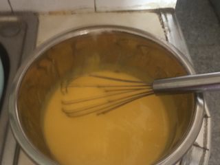 6、黄桃奶油蛋糕卷,用手动打蛋器搅拌均匀,再筛入107克低筋面粉,2克全脂甜奶粉。