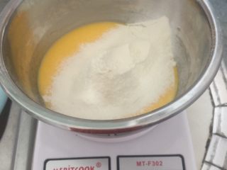 7、黄桃奶油蛋糕卷,再加入32克的柳橙汁,用手动打蛋器画8字形搅拌均匀至无颗粒状态即可。