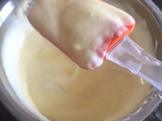 8、黄桃奶油蛋糕卷,搅拌好的蛋黄糊,需要注意的是全脂甜奶粉比全脂奶粉口感更好,搅拌至无颗粒状,过分搅拌面糊会起筋消泡。