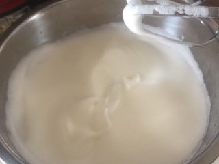 11、黄桃奶油蛋糕卷,再加入20克细砂糖,继续搅打,现在是细腻状态。