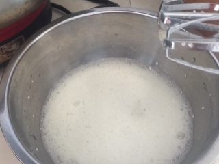 9、黄桃奶油蛋糕卷,蛋清加入1.5克塔塔粉打至鱼眼粗泡,塔塔粉也可以不加。