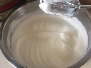 12、黄桃奶油蛋糕卷,再加入20克细砂糖,现在是哑光状态。