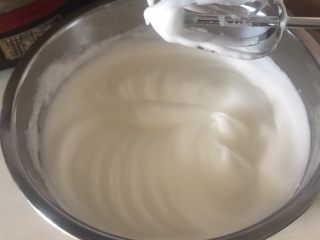 13、黄桃奶油蛋糕卷,再加入20克细砂糖,继续搅打,哑光干性发泡状态。