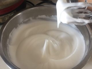 14、黄桃奶油蛋糕卷,再加入15克细砂糖,继续搅打,成弯钩直立三角不滴落状态即可。