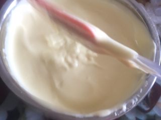 17、黄桃奶油蛋糕卷,2/3的蛋白加入蛋黄糊里面抄底翻拌均匀,剩余蛋白全部混合,翻拌均匀即可。