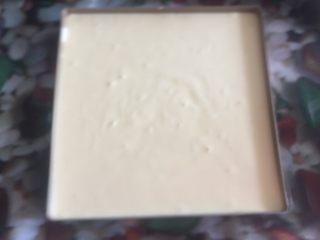 18、黄桃奶油蛋糕卷,翻拌好的蛋糕糊轻轻倒入28*28方盘模具里,用抹刀抹匀。