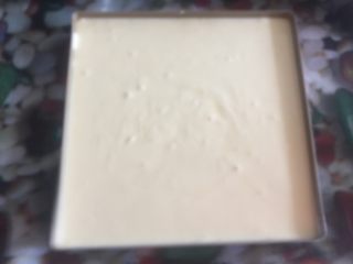 19、黄桃奶油蛋糕卷,用手轻拍模具底部,震出气泡。