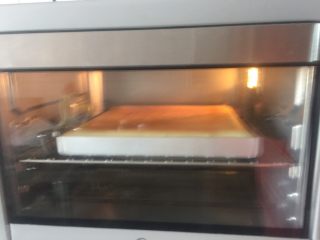 20、黄桃奶油蛋糕卷,烤箱170°C预热5分钟,中下层170°C烘烤20分钟。