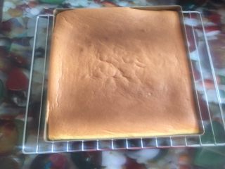 21、黄桃奶油蛋糕卷,取出轻震一下即可,震出热气,过分震动蛋糕卷会回缩塌陷。