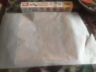 22、黄桃奶油蛋糕卷,热气完全散去,用手指轻轻向内侧方向剥离蛋糕体,盖上油纸倒扣脱模。