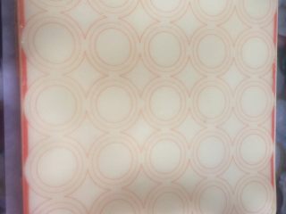 23、黄桃奶油蛋糕卷,轻轻撕去玻璃纤维垫,模具也不需要清洗,一点不粘喔^ ^