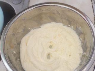 25、黄桃奶油蛋糕卷,淡奶油加入20克细砂糖打至十分发,用它制作蛋糕卷。