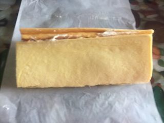 29、黄桃奶油蛋糕卷,蛋糕卷有点开裂,不是烘烤的问题,因为我超过1小时开始卷至的,蛋糕片失去了弹性,最佳时间30分钟~1小时内制作蛋糕卷喔^ ^