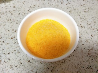 5、避风塘炒虾,准备好面包糠