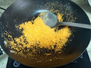 9、避风塘炒虾,加入面包糠翻炒