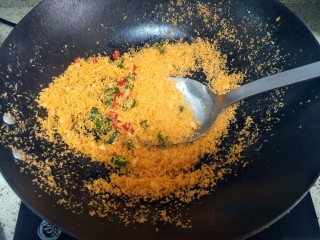 10、避风塘炒虾,加入青红椒(辣椒可以和蒜末一同下锅炒出香味，因为怕辣，所以我最后放)