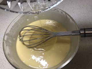 5、原味华夫饼,最后倒入玉米油