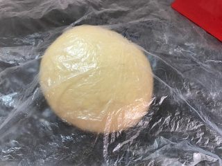 7、奶香石头小面包,把揉好的面团放保鲜袋松驰20分钟。