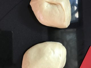 8、奶香石头小面包,取出松驰好的面团分成2份。
