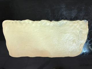 10、奶香石头小面包,压薄长边。