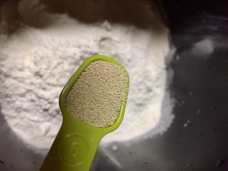 1、最爱豆沙甜圈圈,准备所需食材，糖，奶用量杯计量，面粉称重，把材料除了黄油外，都放入面包桶，顺序为牛奶、鸡蛋、糖和盐对角放，然后放面粉，酵母放最上面