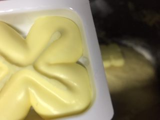 3、最爱豆沙甜圈圈,第一次和面时间结束后放入黄油再次启动自动和面功能