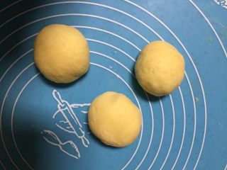 7、最爱豆沙甜圈圈,取出面团排气分为三份，盖上保鲜膜醒发15分钟
