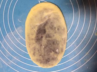11、最爱豆沙甜圈圈,用擀面杖轻轻的擀成薄薄的椭圆形
